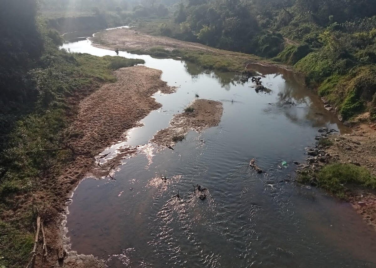 ಜಪಾವತಿ ನದಿ ಒಡಲಿಗೆ ಕಾಫಿ ಪಲ್ಪರ್ ತ್ಯಾಜ್ಯ; ಕಪ್ಪು ಬಣ್ಣಕ್ಕೆ ತಿರುಗಿದ ನೀರು