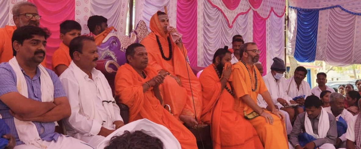 ಹರಪನಹಳ್ಳಿ ತಾಲ್ಲೂಕು ಮುತ್ತಿಗಿ ಗ್ರಾಮದಲ್ಲಿ ಉಜ್ಜಯಿನಿ ಪೀಠದ ಸಿದ್ದಲಿಂಗ ಶಿವಾಚಾರ್ಯ ಸ್ವಾಮೀಜಿ ಅವರು ಅಡ್ಡಪಲ್ಲಕ್ಕಿ‌ ಉತ್ಸವ ಬಳಿಕ ಧರ್ಮಸಭೆಯಲ್ಲಿ ಮಾತನಾಡಿದರು