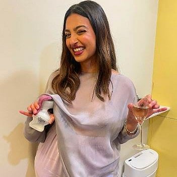 ಬಾತ್‌ರೂಂನಲ್ಲಿ ಆಲ್ಕೋಹಾಲ್ ಹೀರುತ್ತಾ ಎದೆಹಾಲು ತೆಗೆದ ನಟಿ ರಾಧಿಕಾ ಆಪ್ಟೆ: ಟೀಕೆ