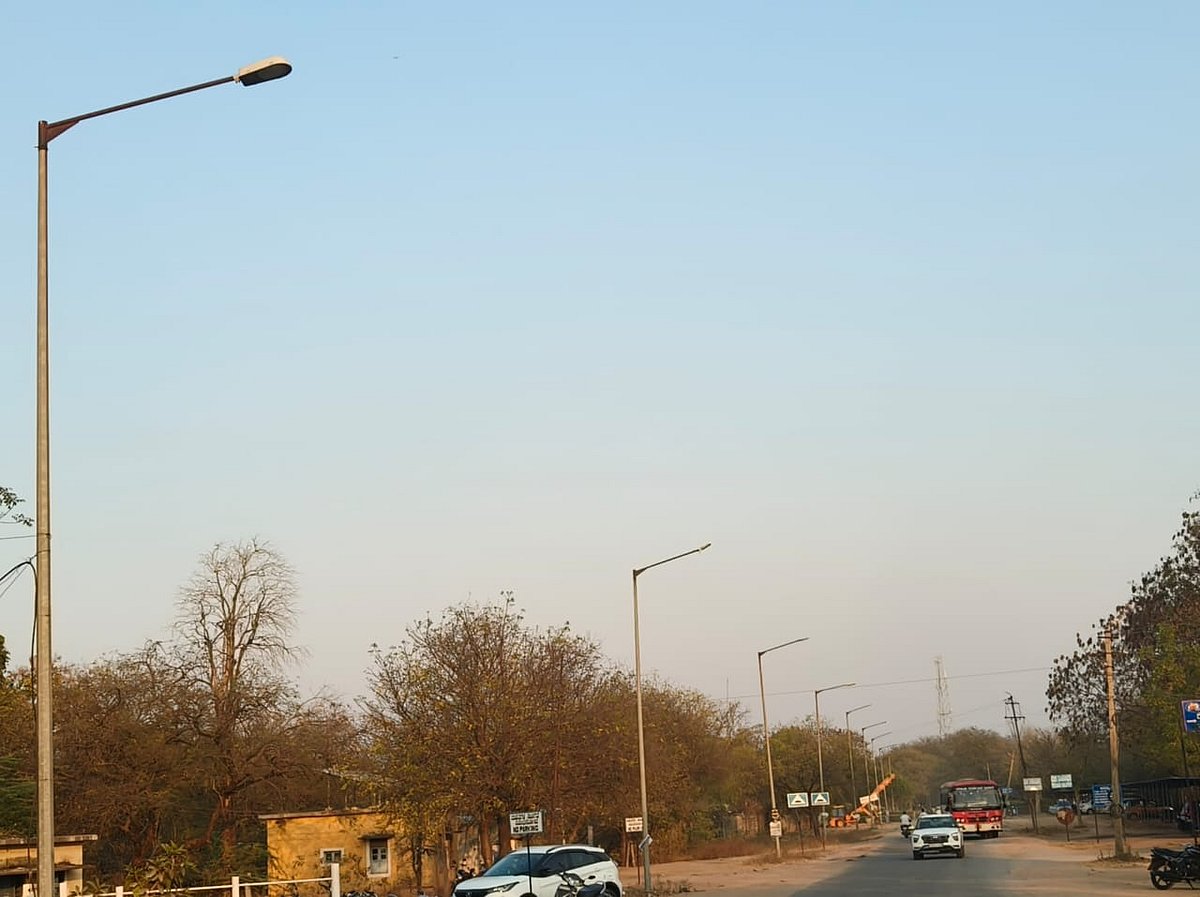 ಹಟ್ಟಿ ಚಿನ್ನದಗಣಿ | ಬೆಳಗದ ಬೀದಿ ದೀಪ: ಕತ್ತಲಲ್ಲಿಯೇ ಸಂಚಾರ!