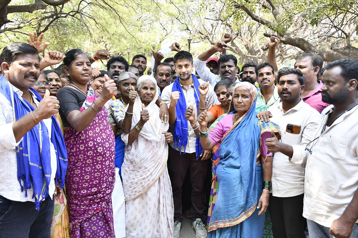 ಬಳ್ಳಾರಿ | ಹಕ್ಕುಪತ್ರಕ್ಕಾಗಿ ಹೋರಾಟ: ನಟ ಚೇತನ್‌ ಭಾಗಿ 