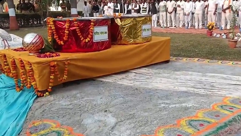 ಉತ್ತರ ಪ್ರದೇಶ: ಸಂಗಮದ ನೀರಿನಲ್ಲಿ ಪುಣ್ಯಸ್ನಾನ ಮಾಡಿದ ಕೈದಿಗಳು