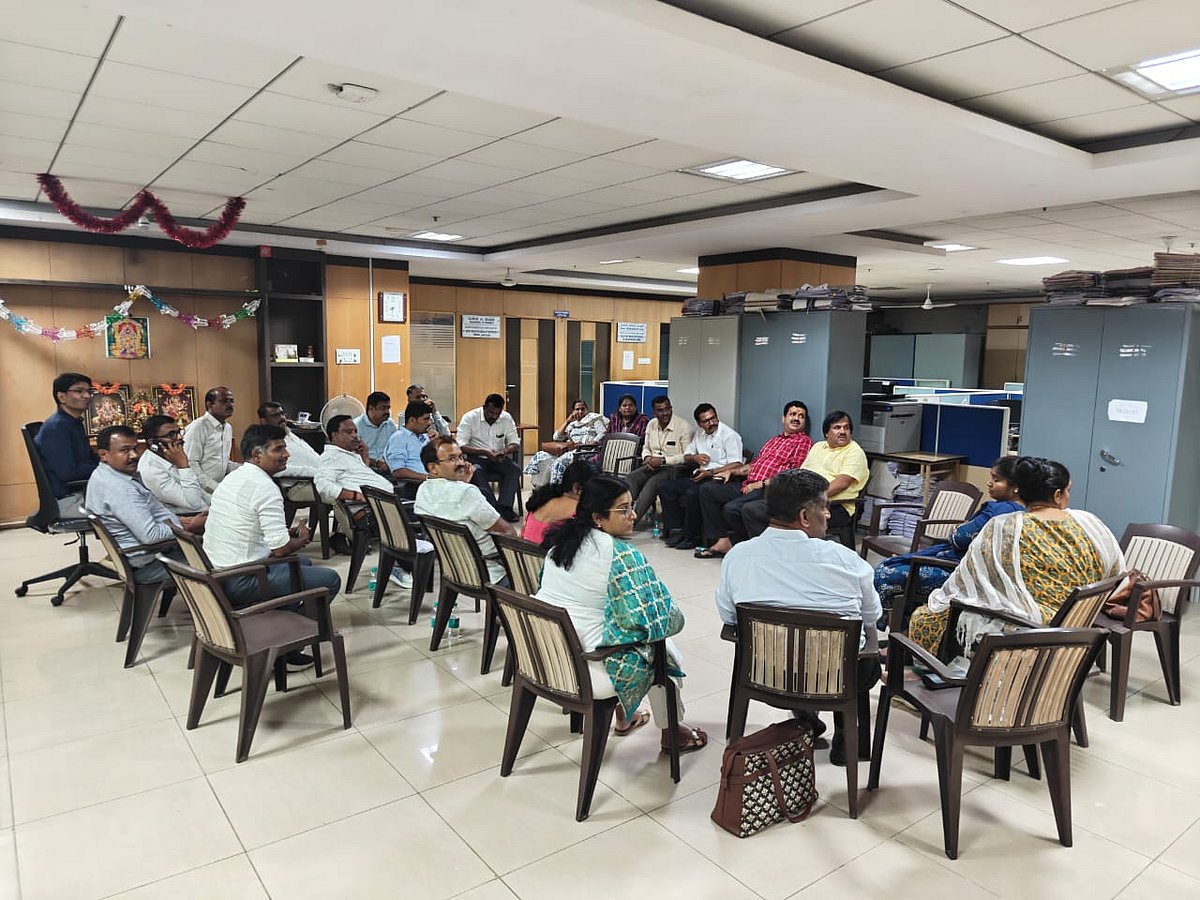 ರದ್ದಾಗದ ವರ್ಗಾವಣೆ: ಉಪ ನೋಂದಣಾಧಿಕಾರಿಗಳ ಧರಣಿ