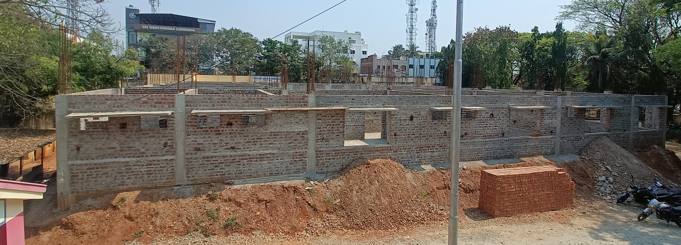 ಹರಿಹರ ನಗರಸಭೆಯ ನೂತನ ಕಟ್ಟಡ ಕಾಮಗಾರಿ ಅರ್ಧಕ್ಕೆ ಸ್ಥಗಿತಗೊಂಡಿರುವುದು