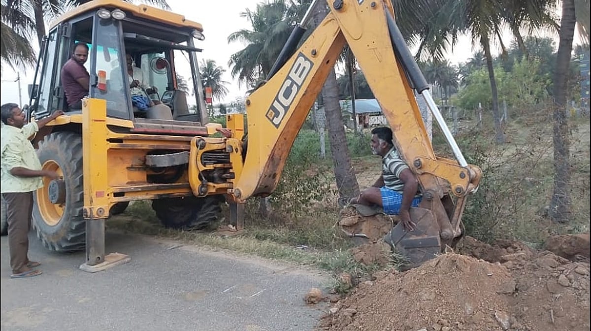 ಕೆಜಿಎಫ್‌: ಜೆಸಿಬಿಯಿಂದ ರೈತನ ತಳ್ಳಿದರು!