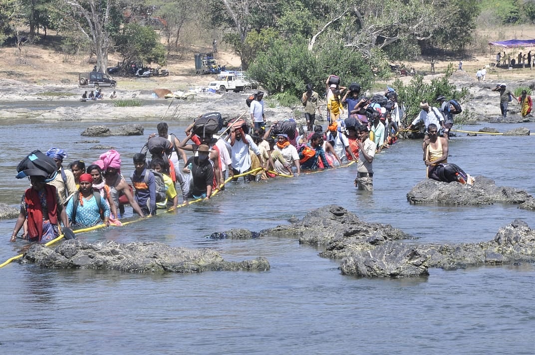 ಶಿವರಾತ್ರಿ ಜಾತ್ರಾ ಮಹೋತ್ಸವ| ಕಾವೇರಿ ನದಿ ದಾಟಿ ಮಾದಪ್ಪನ ಸನ್ನಿಧಿಗೆ ಭಕ್ತರ ದಂಡು