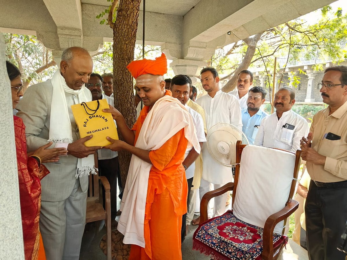 ಗವಿಮಠದ ಸ್ವಾಮೀಜಿಗೆ ರೇಷ್ಮೆ ಶಾಲು ಉಡುಗೊರೆ ನೀಡಿದ ಮೇಘಾಲಯ ರಾಜ್ಯಪಾಲ ವಿಜಯಶಂಕರ್