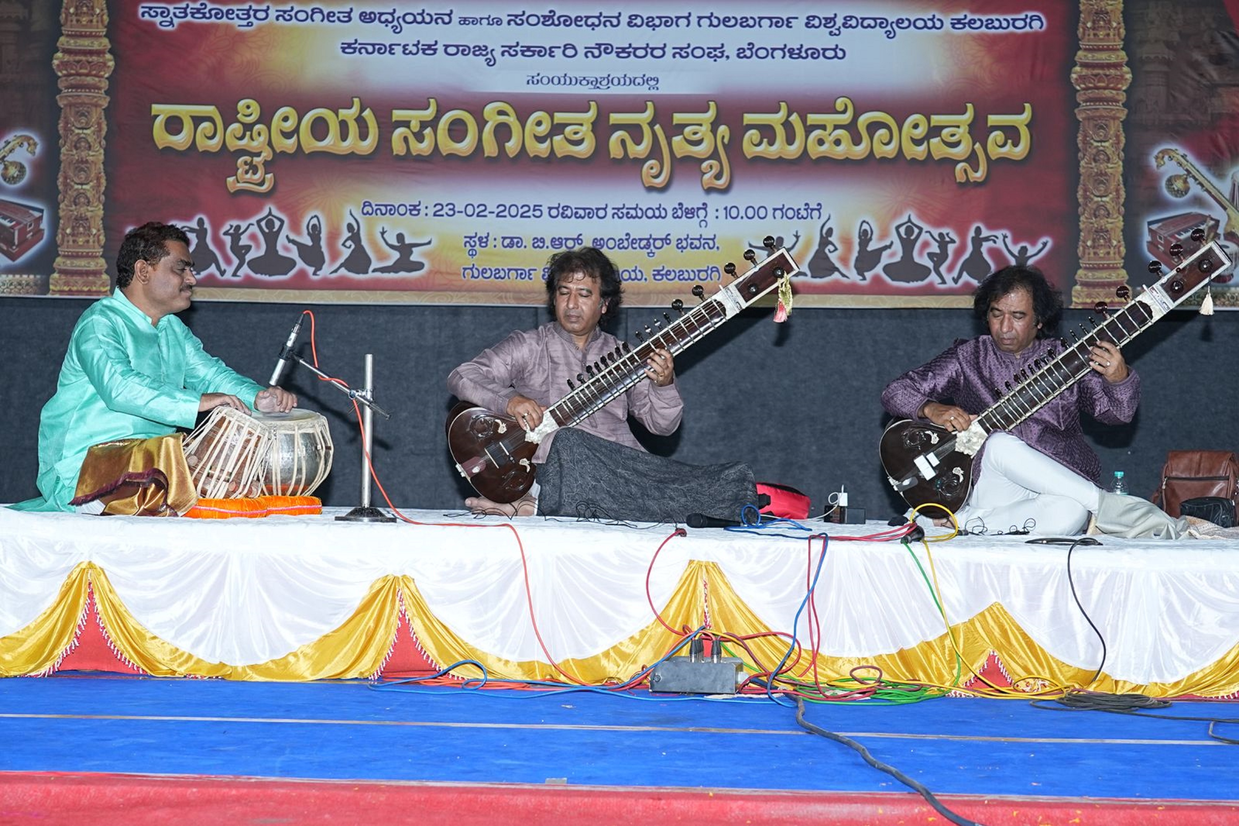 ಕಲಬುರಗಿಯಲ್ಲಿ ಭಾನುವಾರ ನಡೆದ ರಾಷ್ಟ್ರೀಯ ಸಂಗೀತ ನೃತ್ಯ ಮಹೋತ್ಸವದಲ್ಲಿ ರಫೀಕ್ ಖಾನ್ ಮತ್ತು ಶಫಿಕ್ ಖಾನ್ ಸಹೋದರರ ಸಿತಾರ್ ವಾದನ ನಡೆಸಿಕೊಟ್ಟರು