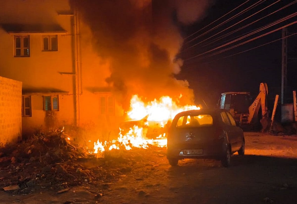 ಆನೇಕಲ್: ಕಸಕ್ಕೆ ಹಾಕಿದ ಬೆಂಕಿ ತಗುಲಿ ಹೊತ್ತಿ ಉರಿದ ಕಾರು!