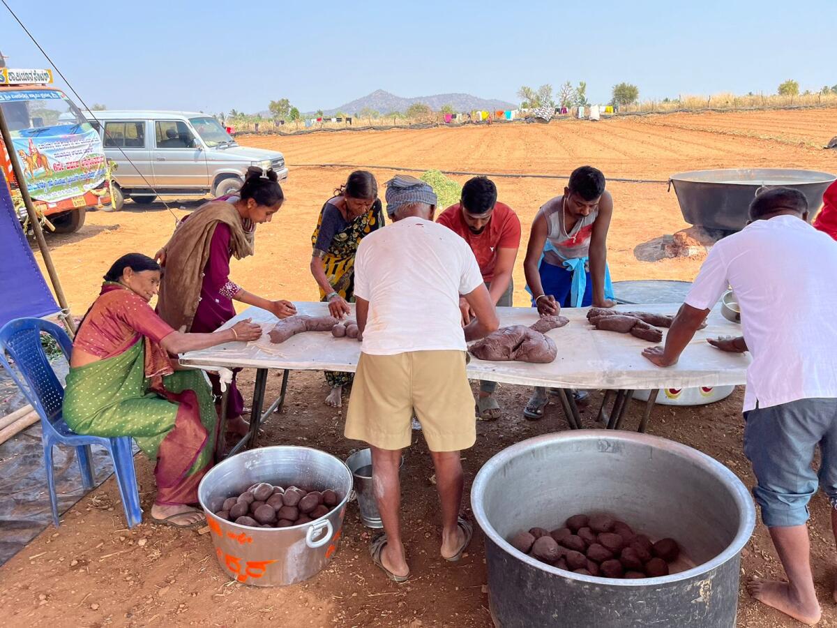 ಹನೂರು ತಾಲ್ಲೂಕಿನ ಶಾಗ್ಯ ಗ್ರಾಮದ ಬಳಿ ಪಾದಯಾತ್ರೆಯಲ್ಲಿ ಬರುವ ಭಕ್ತರಿಗೆ ಅಡುಗೆ ತಯಾರಿಸುತ್ತಿರುವುದು