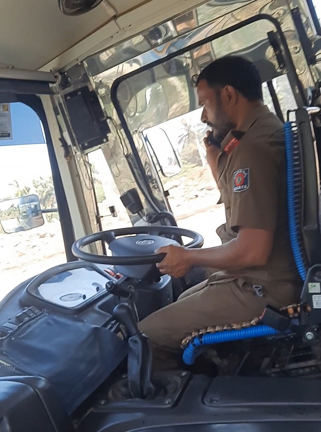 ಹಾವೇರಿ | ಚಾಲನೆ ವೇಳೆ ಮೊಬೈಲ್ ಬಳಕೆ: ಜೀವಕ್ಕೆ ಕುತ್ತು