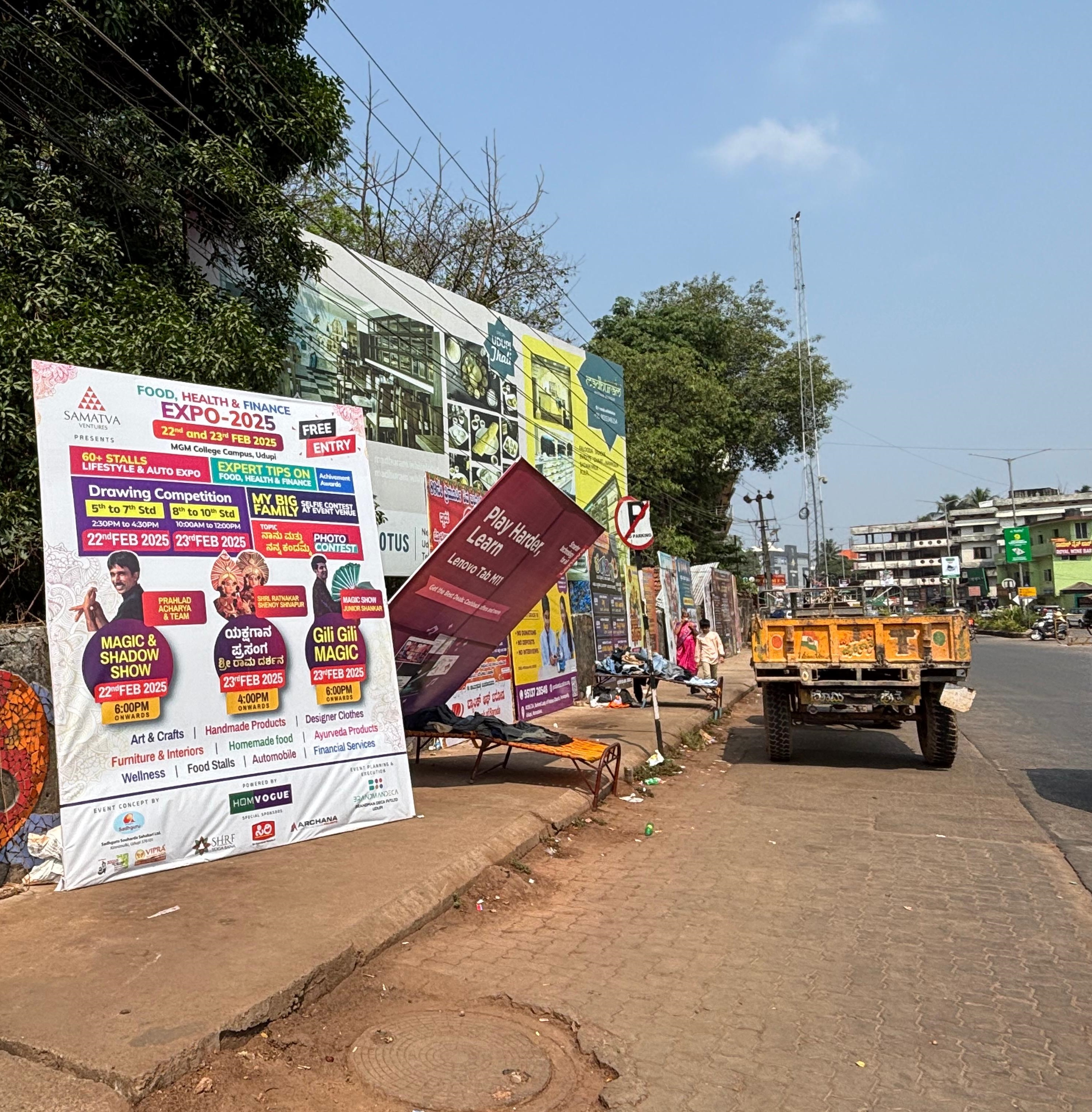 ಉಡುಪಿಯ ಸಿಟಿ ಬಸ್‌ ನಿಲ್ದಾಣದ ಬಳಿ ಫ್ಲೆಕ್ಸ್‌ ಅಳವಡಿಸಿರುವುದು
