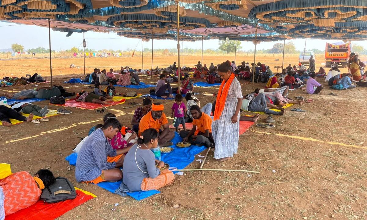 ಶಾಗ್ಯ ಗ್ರಾಮದ ಬಳಿ ಪಾದಯಾತ್ರಿಗಳಿಗಾಗಿ ನಿರ್ಮಿಸಿರುವ ತಂಗುದಾಣದಲ್ಲಿ ವಿಶ್ರಾಂತಿ ಪಡೆಯುತ್ತಿರುವ ಭಕ್ತರು