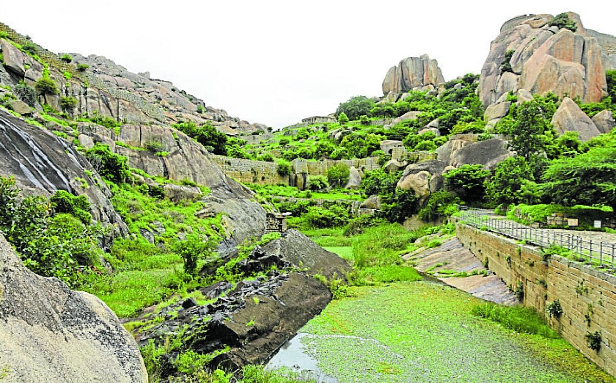 ಕಲ್ಲಿನ ಕೋಟೆಯ ಕಥೆ–ವ್ಯಥೆ 7 | ರಾಜರು ಕಟ್ಟಿಸಿದ್ದ ನೀರಿನ ಕಾಲುವೆ ಈಗ ಚರಂಡಿ!