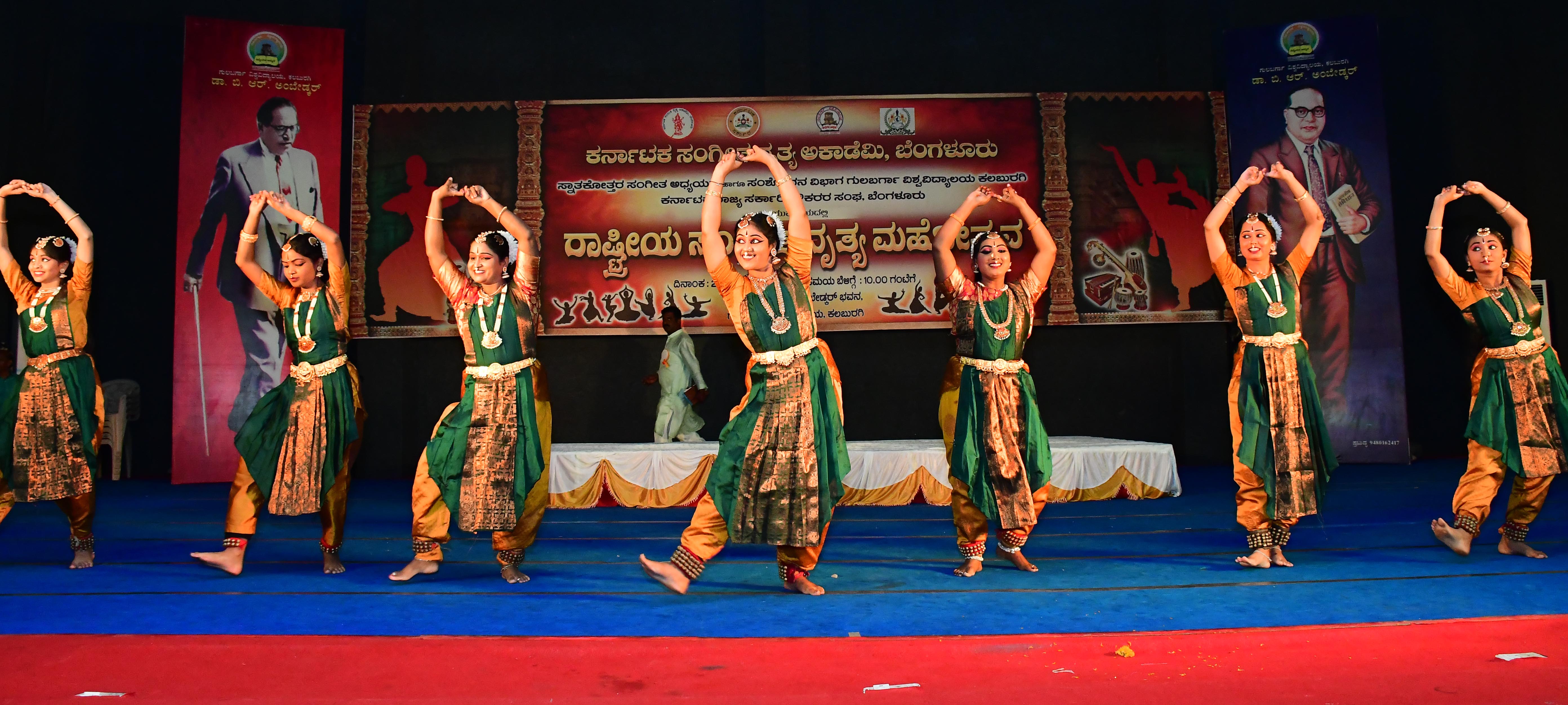 ಕಲಬುರಗಿಯಲ್ಲಿ ಭಾನುವಾರ ನಡೆದ ರಾಷ್ಟ್ರೀಯ ಸಂಗೀತ ನೃತ್ಯ ಮಹೋತ್ಸವದಲ್ಲಿ ಭರತನಾಟ್ಯ ಪ್ರದರ್ಶಿಸಿದ ಕಲಾವಿದರು