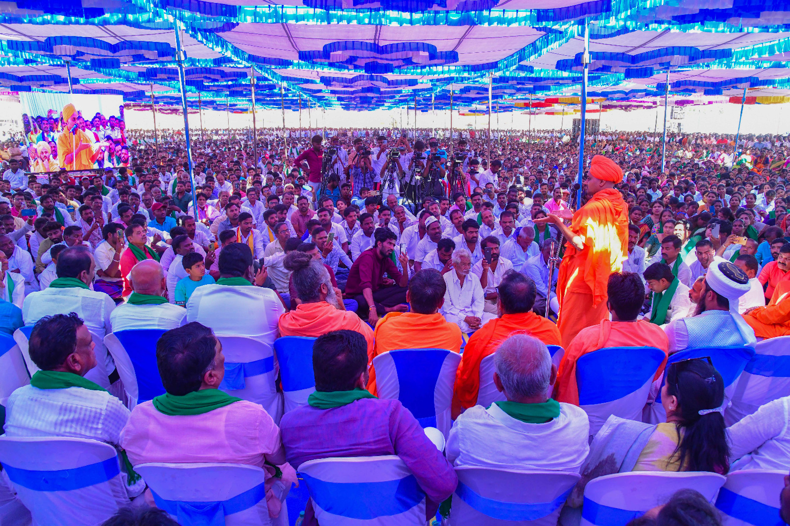 ಕೊಪ್ಪಳದಲ್ಲಿ ಸೋಮವಾರ ನಡೆದ ಬಹಿರಂಗ ಸಭೆಯಲ್ಲಿ ಗವಿಮಠದ ಅಭಿನವ ಗವಿಸಿದ್ಧೇಶ್ವರ ಸ್ವಾಮೀಜಿ ಮಾತನಾಡಿದರು