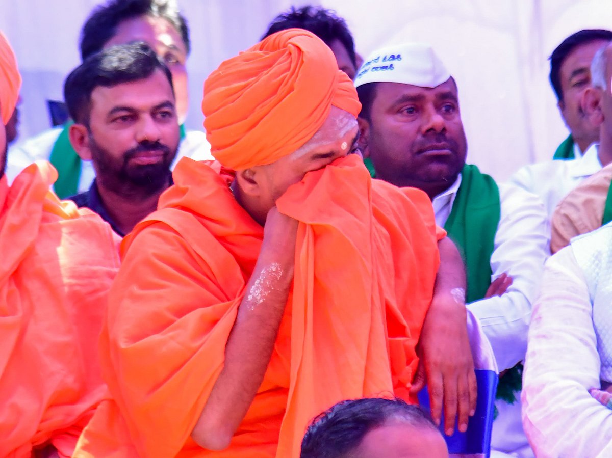 ಕಾರ್ಖಾನೆಗಳ ಕಪ್ಪು ದೂಳು: ಗ್ರಾಮಸ್ಥರ ವ್ಯಥೆ ನೋಡಿ ಕಣ್ಣೀರು ಹಾಕಿದ ಗವಿಶ್ರೀ