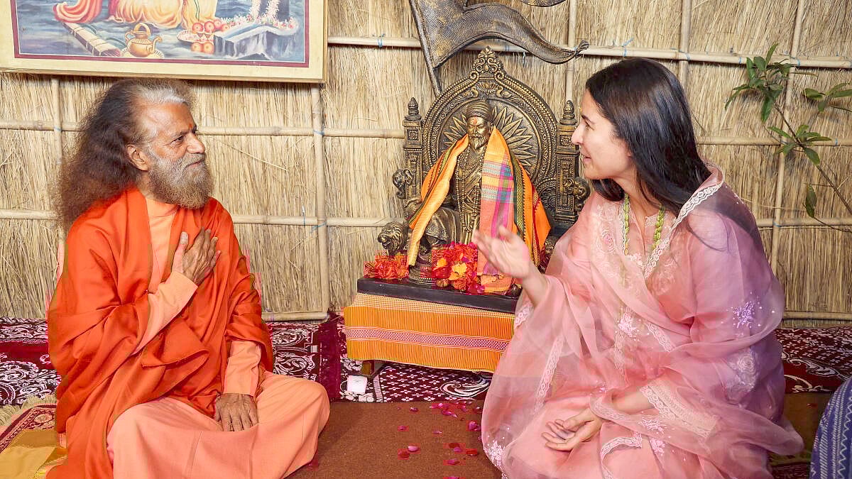 ಕುಂಭಮೇಳದಲ್ಲಿ ನಟಿ ಕತ್ರಿನಾ ಕೈಫ್ ಭಾಗಿ: ಪಾರಮಾರ್ಥ ಆಶ್ರಮದ ಸ್ವಾಮೀಜಿಯ ಭೇಟಿ