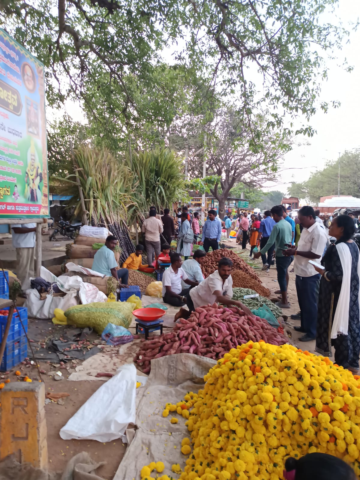 ಶಿವರಾತ್ರಿ ಹಬ್ಬದ ಪ್ರಯುಕ್ತ ವೇಮಗಲ್ ಪಟ್ಟಣದಲ್ಲಿ ಹಬ್ಬದ ಸಾಮಗ್ರಿಗಳ ಖರೀದಿ ಜೋರಾಗಿತ್ತು.