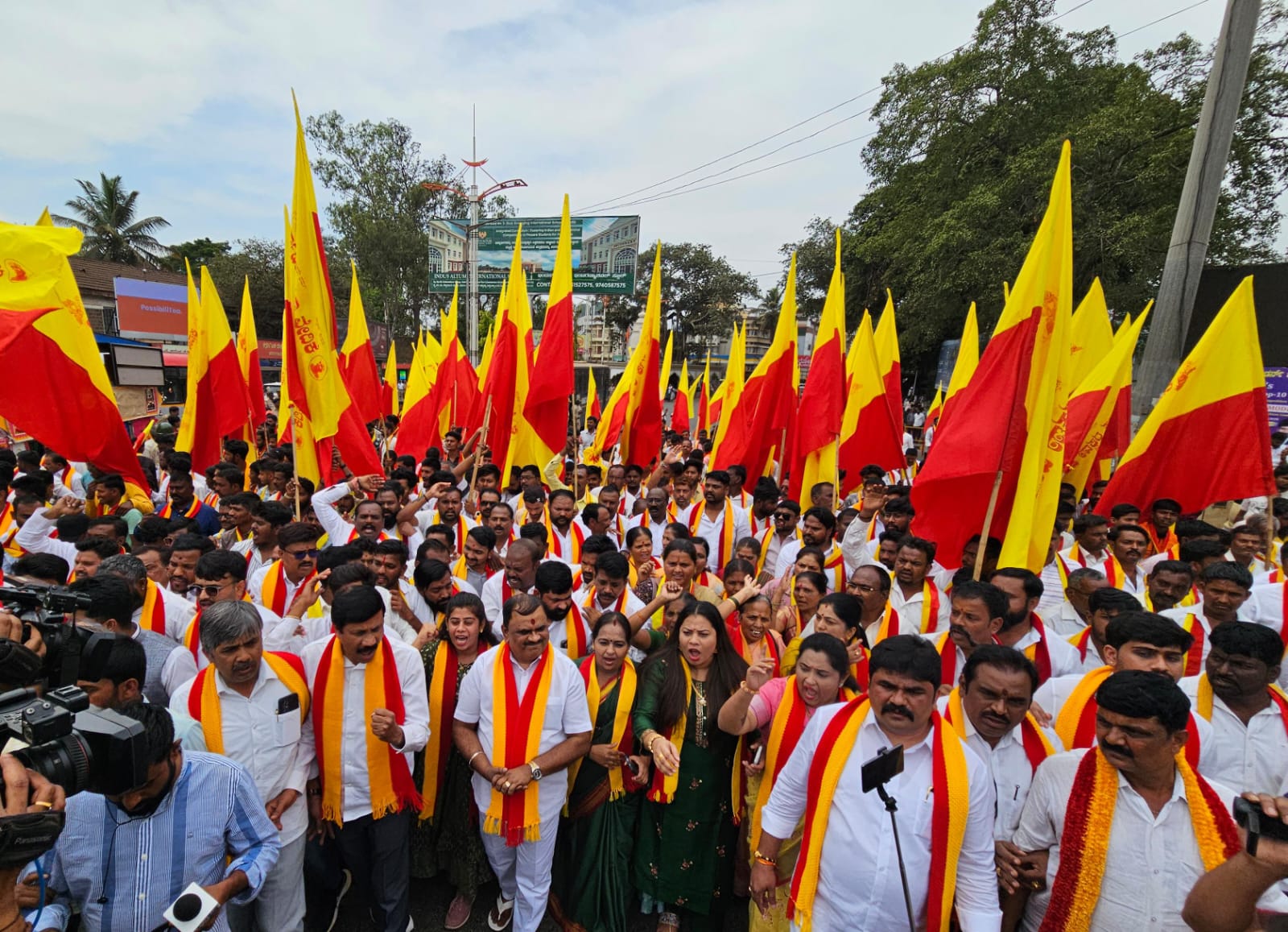 ಬೆಳಗಾವಿಯ ರಾಣಿ ಚನ್ನಮ್ಮನ ವೃತ್ತದಲ್ಲಿ ಮಂಗಳವಾರ ಕರ್ನಾಟಕ ರಕ್ಷಣಾ ವೇದಿಕೆ (ಟಿ.ಎ.ನಾರಾಯಣಗೌಡ ಬಣ) ಕಾರ್ಯಕರ್ತರು ಪ್ರತಿಭಟನೆ ನಡೆಸಿದರು  ಪ್ರಜಾವಾಣಿ ಚಿತ್ರ