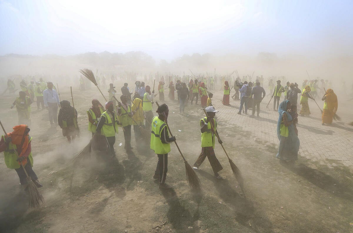 ಮಹಾಕುಂಭ ಮೇಳ: 15,000 ಪೌರ ಕಾರ್ಮಿಕರಿಂದ ಸ್ವಚ್ಛತಾ ಅಭಿಯಾನ, ಗಿನ್ನೆಸ್ ದಾಖಲೆ?