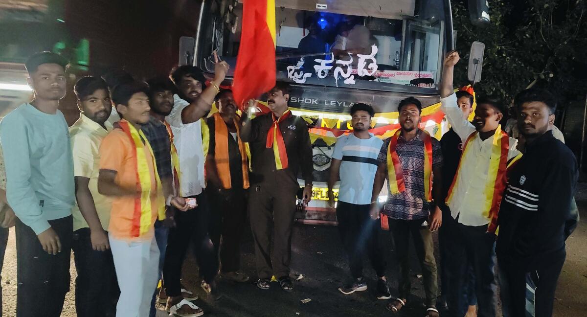 ಬಾಗಲಕೋಟೆ ಜಿಲ್ಲೆಯ ಕೂಡಲಸಂಗಮದಲ್ಲಿ ಮಹಾರಾಷ್ಟ್ರ ಬಸ್ ತಡೆದು ಮರಾಠಿ ನಾಮಫಲಕಗಳಿಗೆ ಮಸಿ ಬಳಿಯಲಾಯಿತು