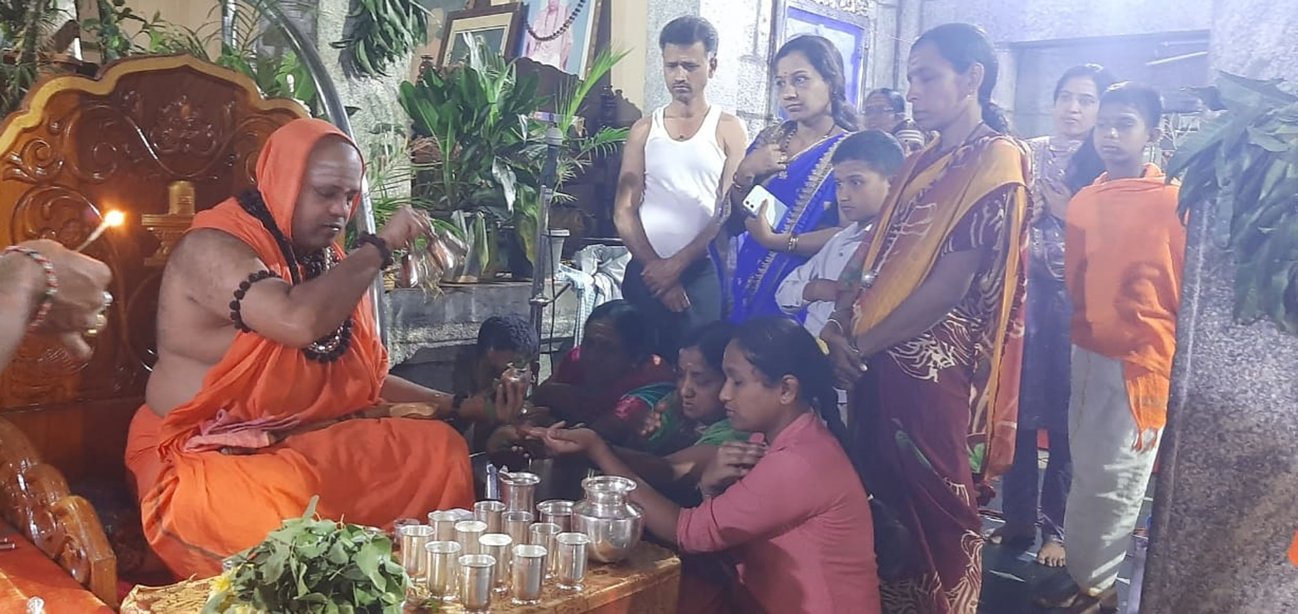 ಹೂವಿನಹಡಗಲಿಯಲ್ಲಿ ಶಿವರಾತ್ರಿ ಪ್ರಯುಕ್ತ ಅಪಾರ ಭಕ್ತರು ಪುರಾತನ ಕಲ್ಲೇಶ್ವರ ದೇವಸ್ಥಾನಕ್ಕೆ ತೆರಳಿ ಸ್ವಾಮಿಯ ದರ್ಶನ ಪಡೆದರು