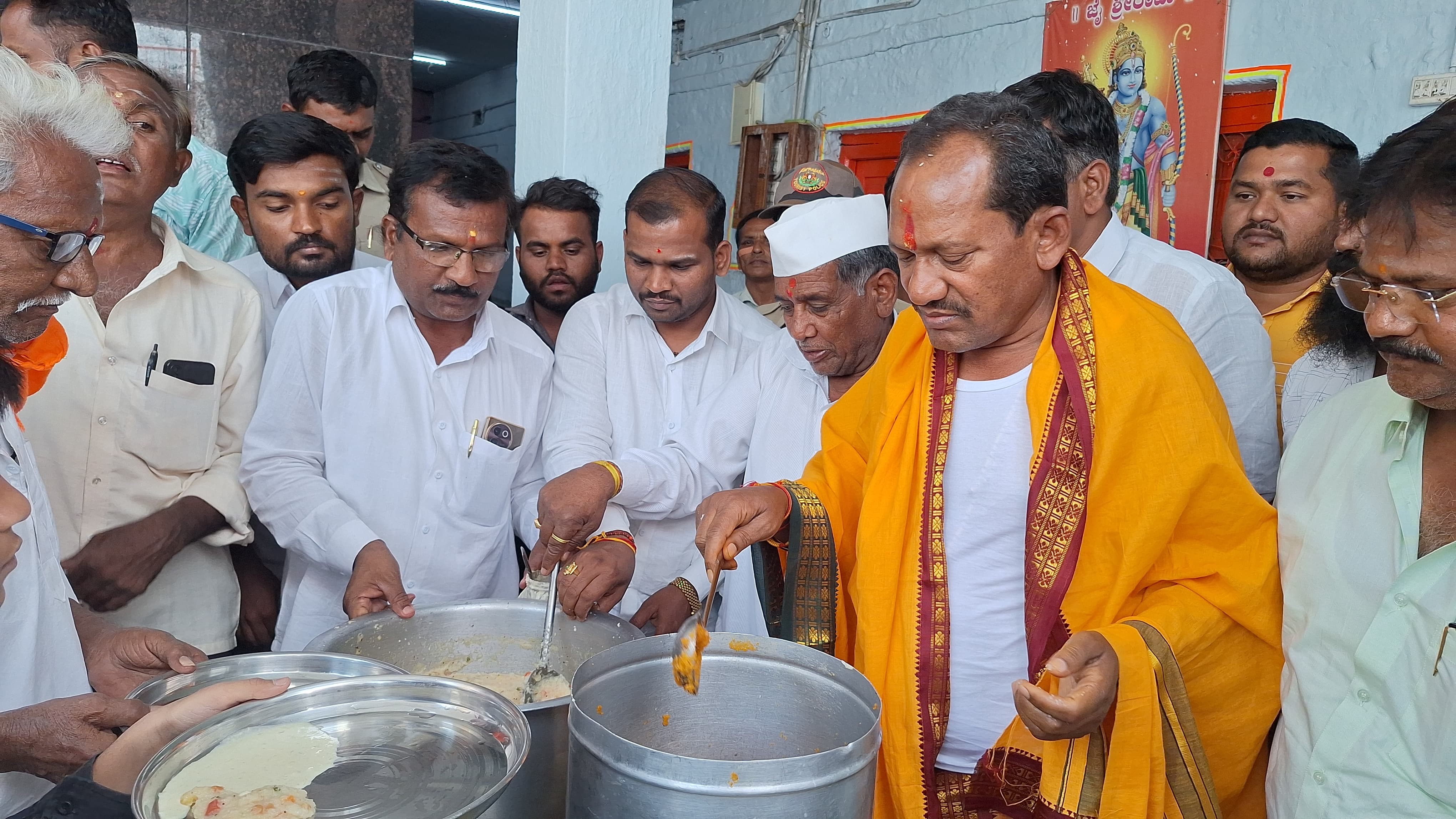 ಔರಾದ್ ಅಮರೇಶ್ವರ ದೇವಸ್ಥಾನದಲ್ಲಿ ಶಾಸಕ ಪ್ರಭು ಚವಾಣ್ ಭಕ್ತರಿಗೆ ಪ್ರಸಾದ ವಿತರಿಸಿದರು