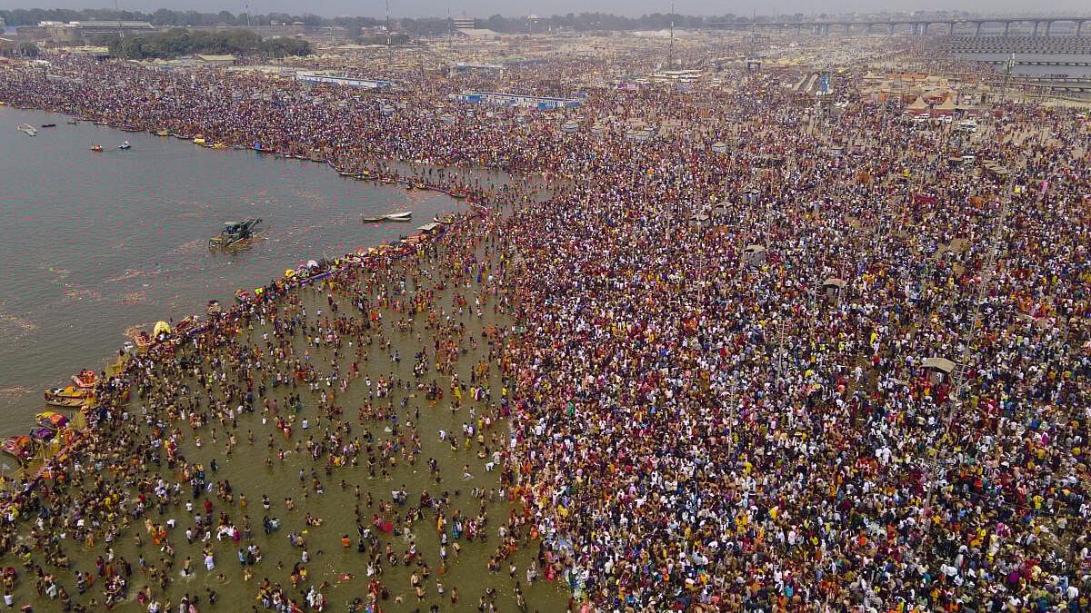 PHOTOS | ಪ್ರಯಾಗರಾಜ್‌ನ ಮಹಾ ಕುಂಭಮೇಳದಲ್ಲಿ ಕಣ್ಣು ಹಾಯಿಸಿದಷ್ಟು ಜನವೋ ಜನ