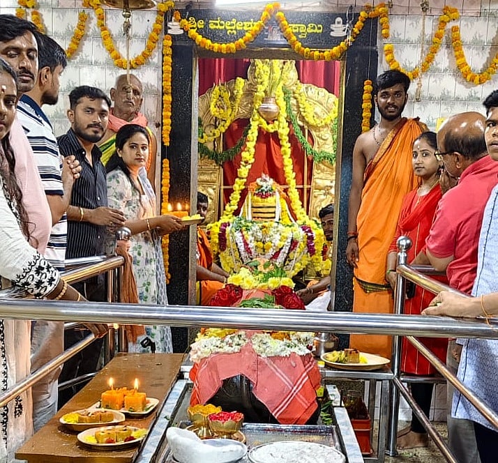 ಶಿವ ಸ್ಮರಣೆಯಲ್ಲಿ ಮಿಂದೆದ್ದ ಜನ
