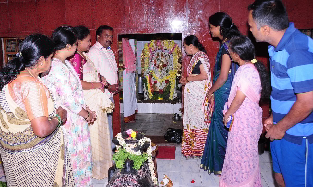 ಮಂಡ್ಯ: ಶಿವಧ್ಯಾನದಲ್ಲಿ ಮುಳುಗಿದ ಭಕ್ತ ಸಮೂಹ