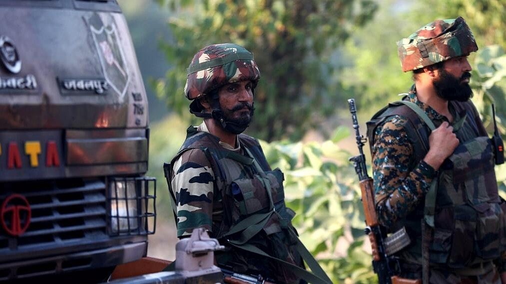 ಜಮ್ಮು: ಸೇನಾ ವಾಹನದ ಮೇಲೆ ಉಗ್ರರಿಂದ ಗುಂಡಿನ ದಾಳಿ