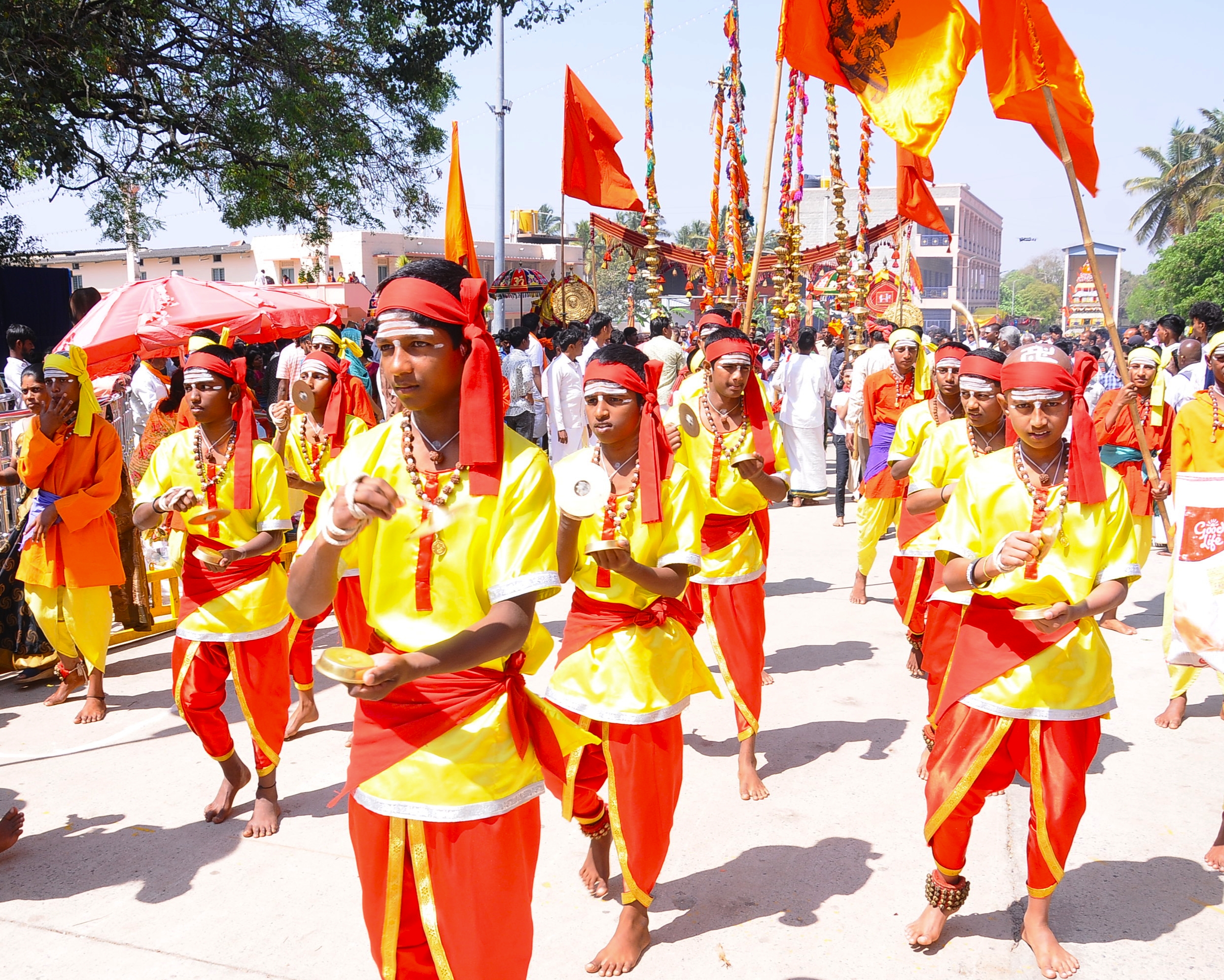 ಕಲಾ ತಂಡಗಳ ಪ್ರದರ್ಶನ