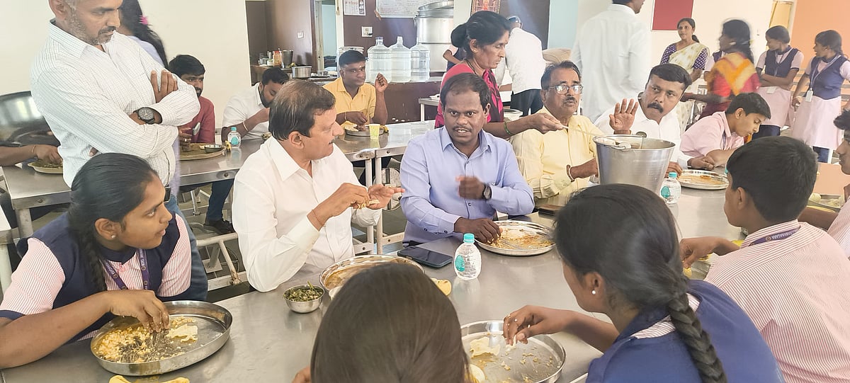 ಶಾಲಾ ಮಕ್ಕಳೊಂದಿಗೆ ಊಟ ಸವಿದ ಸಂಸದ ಸಿ.ಎನ್. ಮಂಜುನಾಥ್