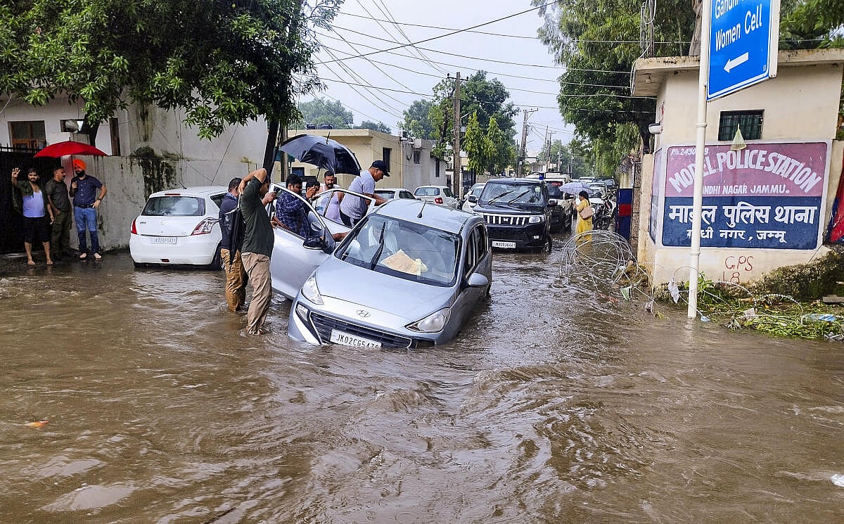 ಜಮ್ಮುವಿನಲ್ಲಿ 3 ದಿನಗಳಿಂದ ಸತತ ಮಳೆ, ಹಿಮಪಾತ: ಇಬ್ಬರ ಸಾವು, 12 ಮಂದಿ ರಕ್ಷಣೆ