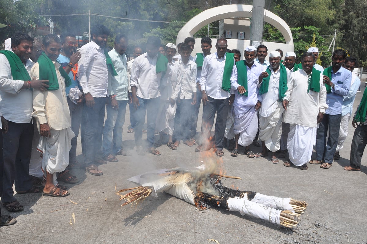 ವಿಜಯಪುರ | ತೆಲಂಗಾಣಕ್ಕೆ ನೀರು: ರೈತರಿಂದ ಪ್ರತಿಭಟನೆ 