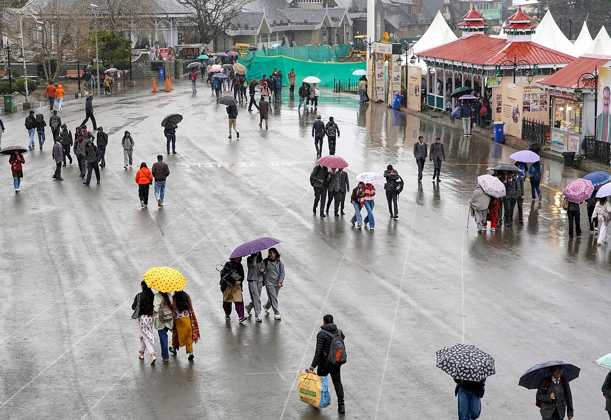 ಭಾರಿ ಮಳೆ, ಹಿಮಪಾತ: ಜನಜೀವನ ಅಸ್ತವ್ಯಸ್ತ