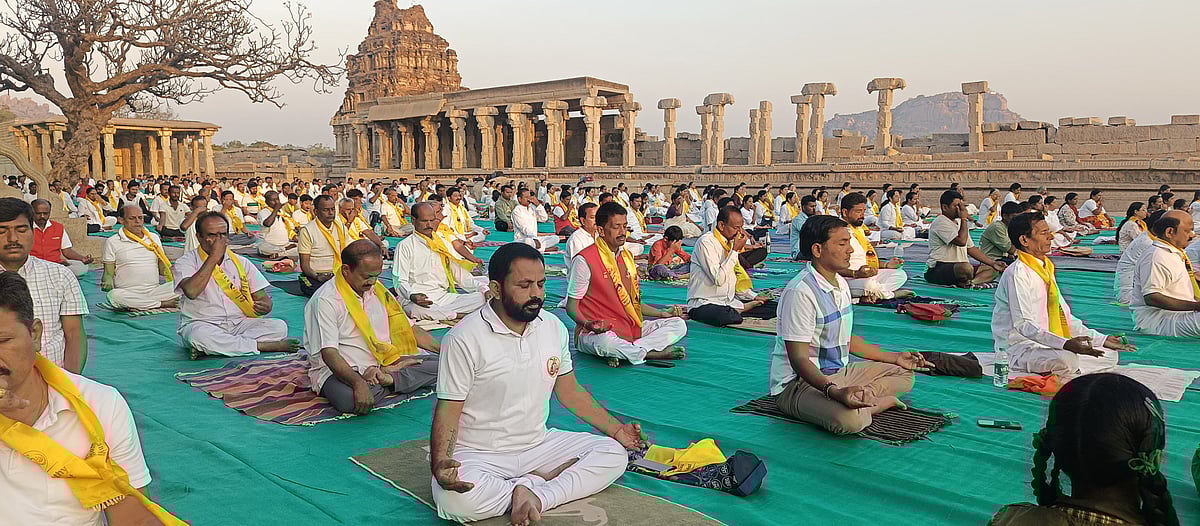 ಹಂಪಿ ಉತ್ಸವ | ವಿಜಯ ವಿಠಲ ದೇವಸ್ಥಾನದ ಆವರಣದಲ್ಲಿ ಯೋಗಾಸನ