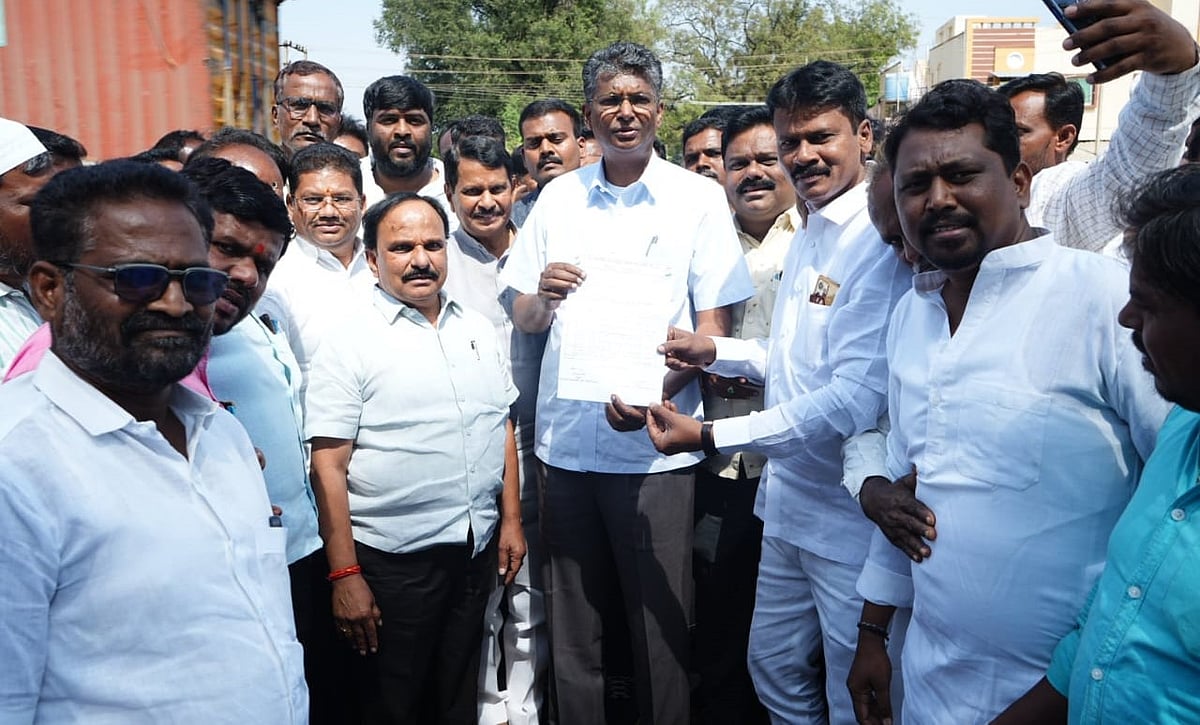 ಹಿರಿಯೂರು | ರಸ್ತೆ ಅಭಿವೃದ್ಧಿ: ಜಾರಕಿಹೊಳಿಗೆ ಮನವಿ