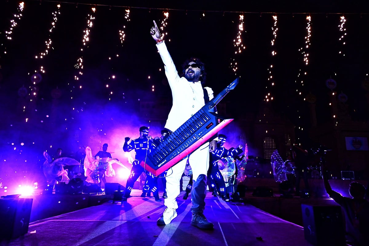 ಹಂಪಿ ಉತ್ಸವ | ಅರ್ಜುನ್‌ ಜನ್ಯ ಹಾಡುಗಳಿಗೆ ಕುಣಿದ ಜನಸಾಗರ 