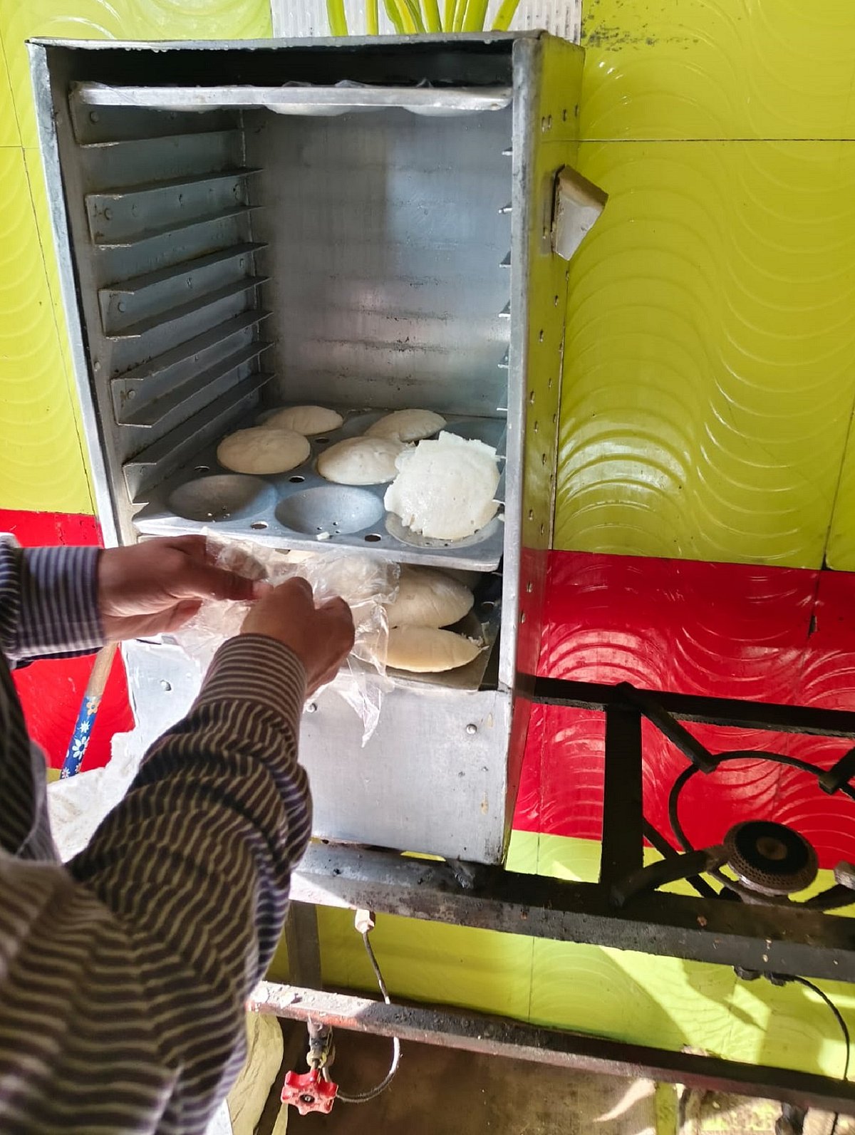 ಕೋಲಾರ | ಪ್ಲಾಸ್ಟಿಕ್‌ ಬಳಸಿ ಇಡ್ಲಿ, ಕಲ್ಲಂಗಡಿಗೆ ಕೃತಕ ಬಣ್ಣ: ಎಚ್ಚರಿಕೆ