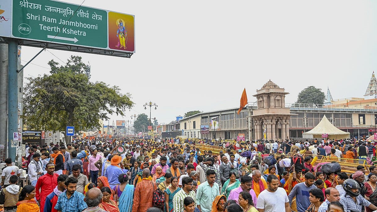 ಅಯೋಧ್ಯೆ | ರಾಮ ಮಂದಿರದ ಪ್ರವೇಶ ದ್ವಾರದ ಬಳಿ ಚಪ್ಪಲಿಗಳ ರಾಶಿ: ಪಾಲಿಕೆ ಹೈರಾಣು