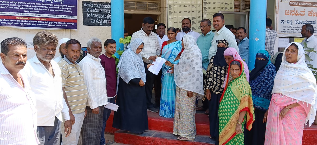 ಮುಂಡರಗಿ: ರಸ್ತೆ ದುರಸ್ತಿಗೆ ಆಗ್ರಹಿಸಿ ಮನವಿ