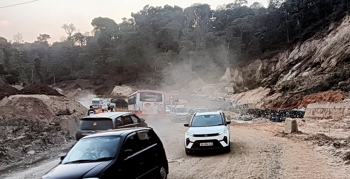 ಸಕಲೇಶಪುರ | ರಾಷ್ಟ್ರೀಯ ಹೆದ್ದಾರಿ ದೂಳಿನ ರಹದಾರಿ: ವಾಹನ ಚಾಲಕರ ನಿತ್ಯ ಪರದಾಟ