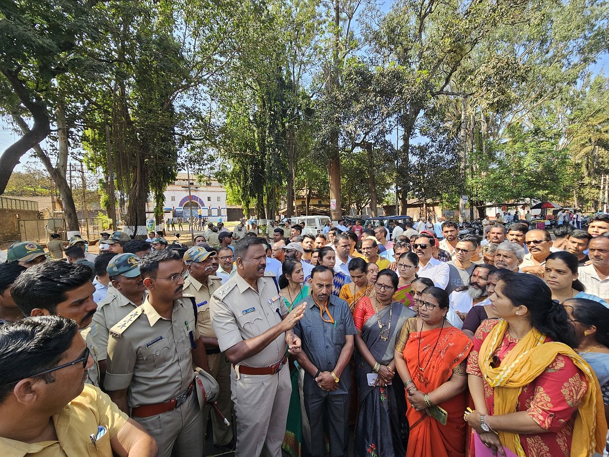 ಜಾಮರ್‌ನ ಮಿತಿ ಕಡಿಮೆಗೊಳಿಸಲು ಆಗ್ರಹ: ಹಿಂಡಲಗಾ ಗ್ರಾಮದಲ್ಲಿ ರಸ್ತೆ ತಡೆ