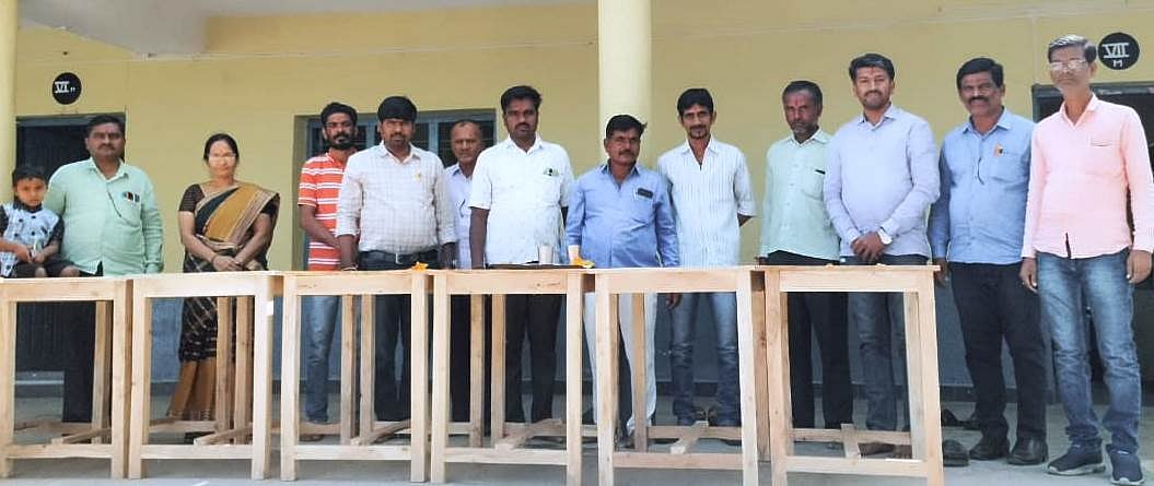 ಕಮಲನಗರ: ಹಳೆ ವಿದ್ಯಾರ್ಥಿಗಳಿಂದ ಶಾಲೆಗೆ 10 ಟೇಬಲ್‍ ದೇಣಿಗೆ