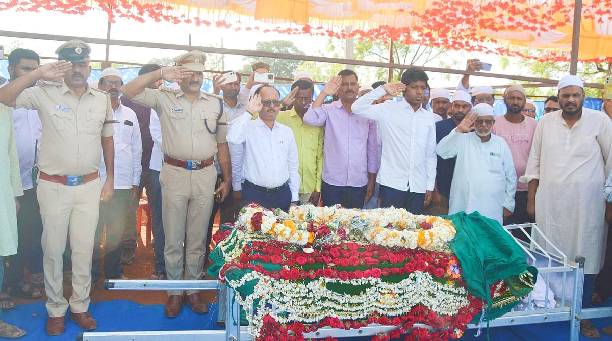 ಗೌರವದೊಂದಿಗೆ ಮಾಜಿ ಎಂಎಲ್‌ಸಿ ಅಂತ್ಯಕ್ರಿಯೆ

