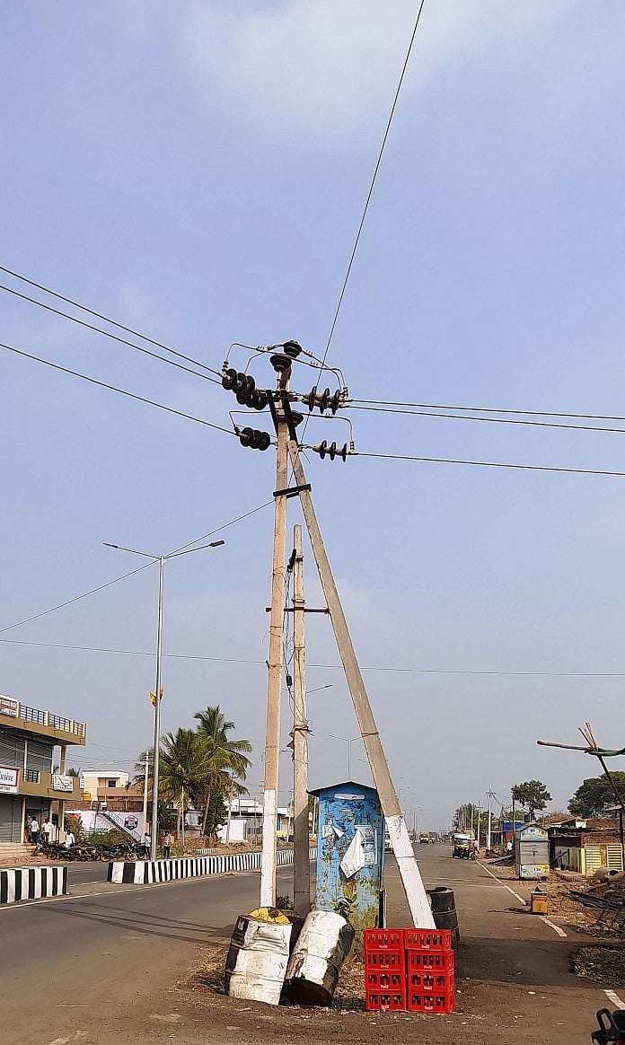 ಹೆಸ್ಕಾಂ ಕಂಬಗಳ ಸ್ಥಳಾಂತರಕ್ಕೆ ಆಗ್ರಹ