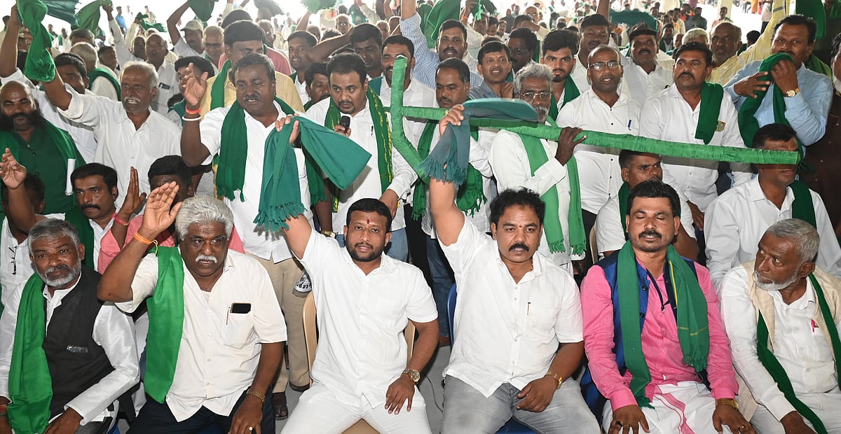 ಬೆಂಗಳೂರು: ರೈತರ ಸಾಲ ಮನ್ನಾ ಮಾಡಲು ಆಗ್ರಹ, ಪ್ರತಿಭಟನೆ