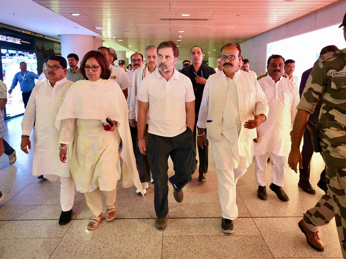 ಧಾರಾವಿ ಲೆದರ್ ಹಬ್‌ಗೆ ರಾಹುಲ್ ಗಾಂಧಿ ಭೇಟಿ, ಕಾರ್ಮಿಕರೊಂದಿಗೆ ಮಾತುಕತೆ